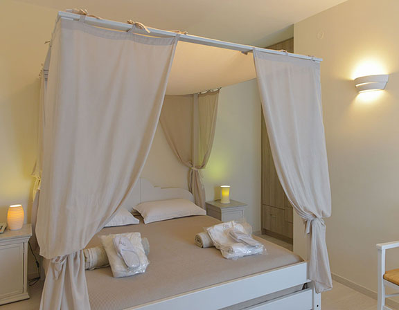 Bedroom with large double bed at the classic suite