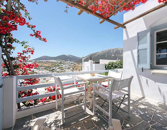 Βεράντα με θέα στους κεντρικούς οικισμούς