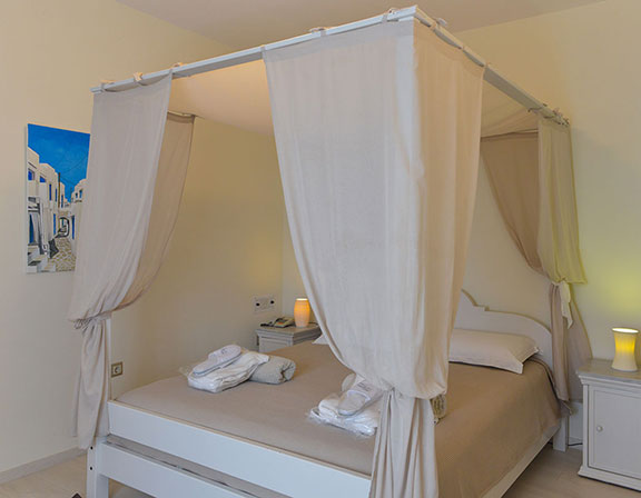 Bedroom with large double bed at the classic suite