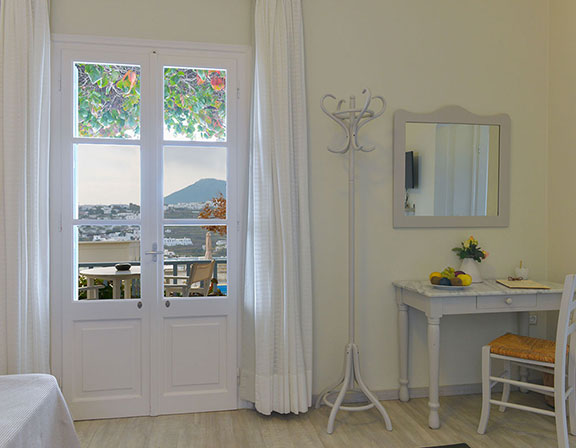 Spacious room at hotel Petali in Sifnos