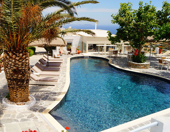 La piscine et le bar de la piscine de l'hôtel